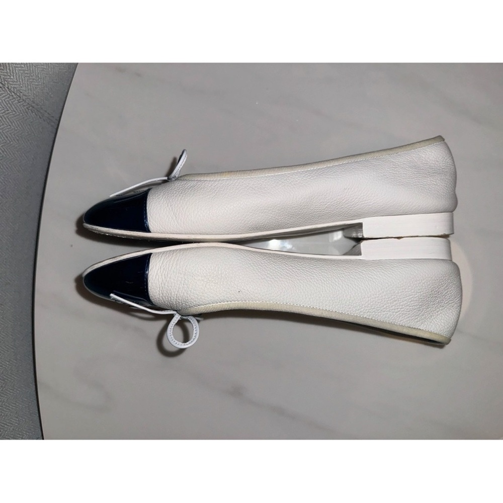 CHANEL Two-Tone White and Black Flats - Picture 8 of 11